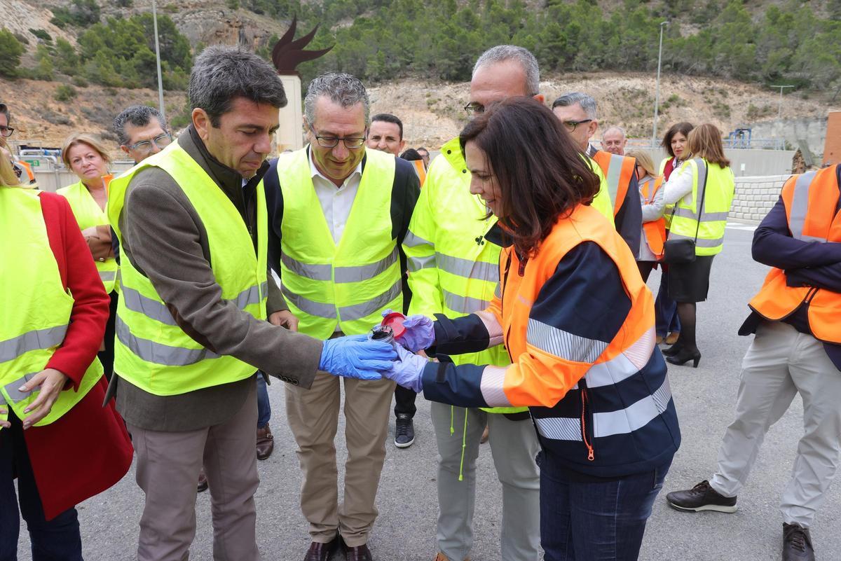 El presidente de la Generalitat y el alcalde de Benidorm en la visita a la depuradora.