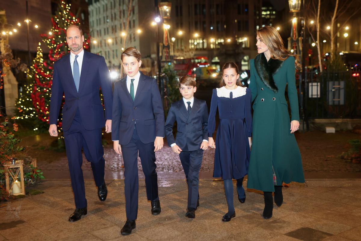 Kate Middleton y el príncipe Guillermo de Gales junto a sus hijos.