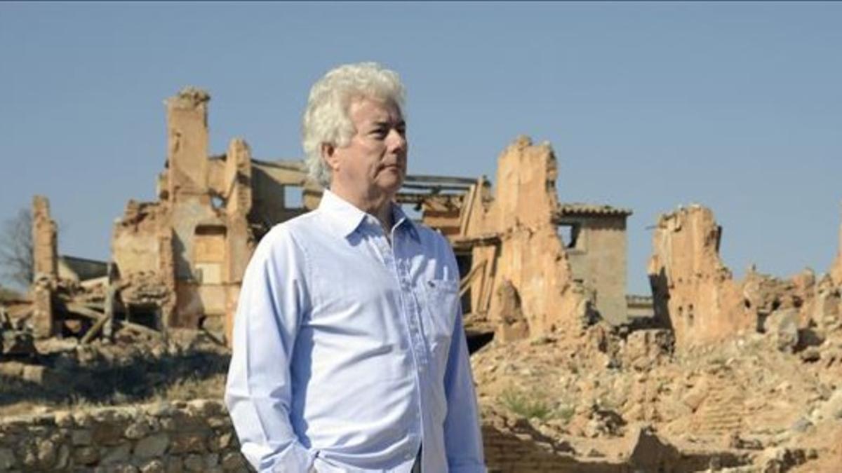 Ken Follett en las ruinas del pueblo aragonés de Belchite.