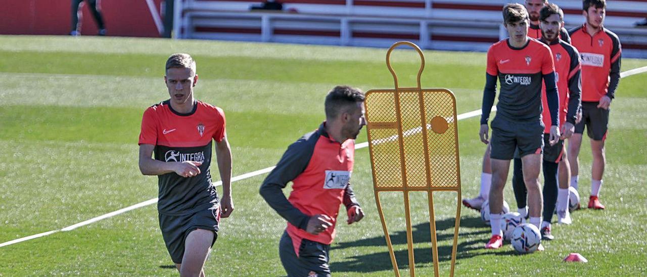 Cumic y Aitor, en primer término, durante un entrenamiento del Sporting.