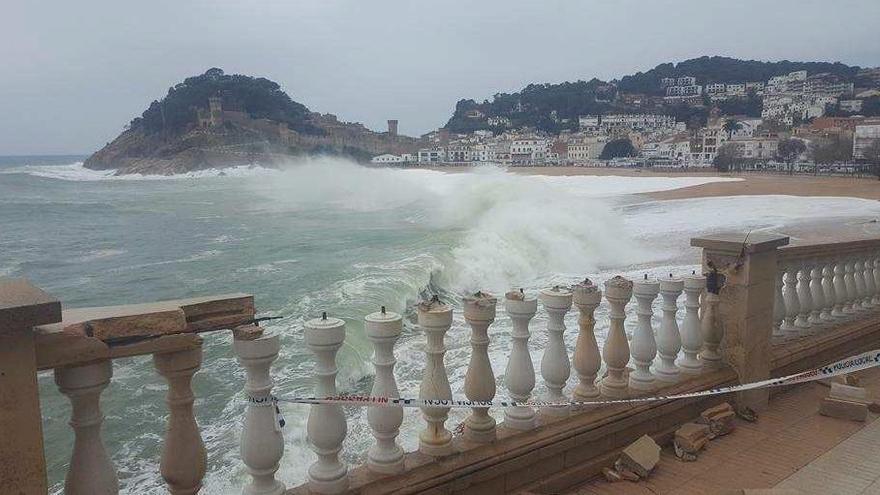 Els temporals de desembre i gener van provocar l&#039;enderroc d&#039;una part de la barana del passeig