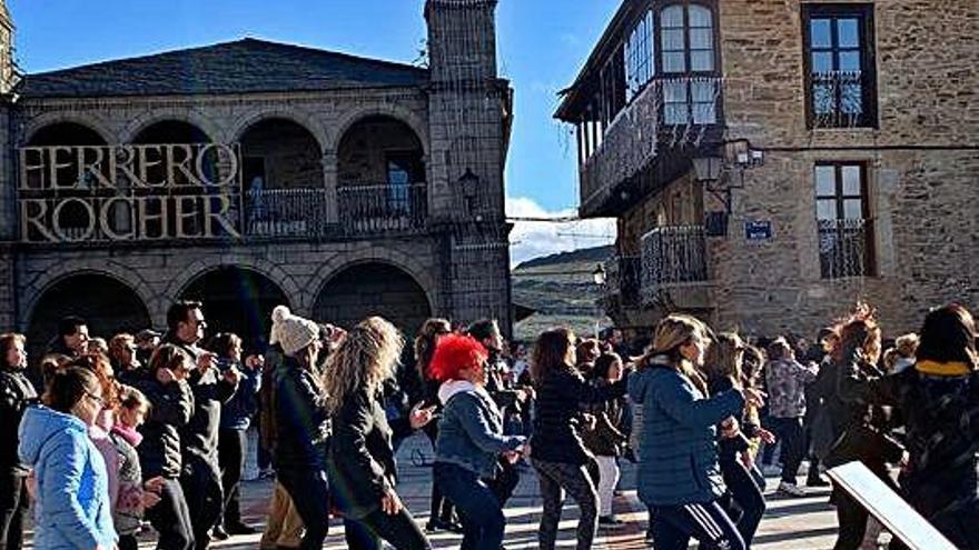 Un momento del baile en la Plaza Mayor de Puebla de Sanabria. P.