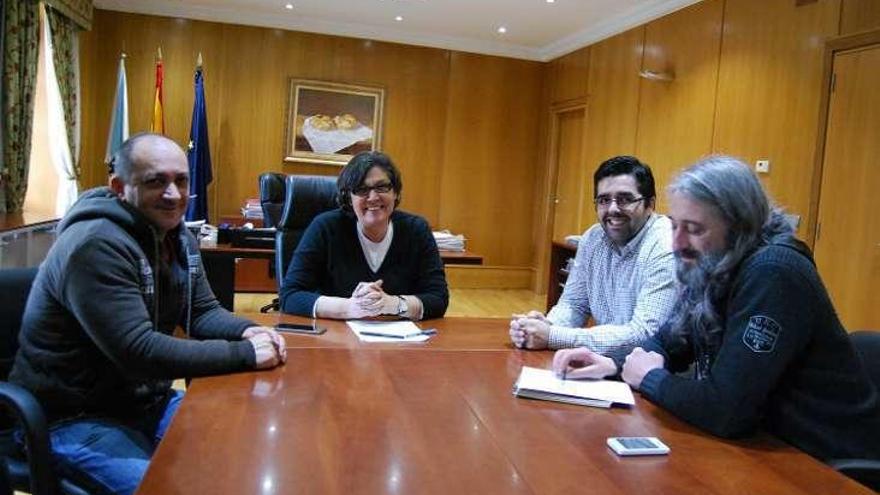 Eva García de la Torre con la directiva de los hosteleros. // D.P.