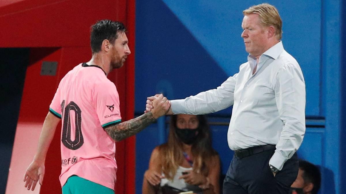 Koeman saluda a Messi durante su etapa en el Barça
