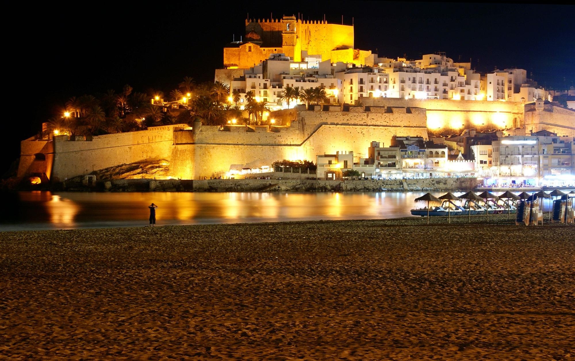 Imagen nocturna de la playa y castillo de Peñiscola / Información