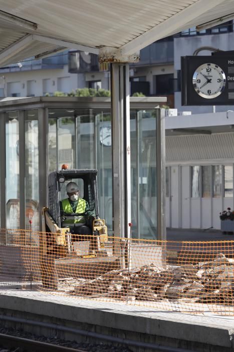 Obres a les andanes de l'estació de Renfe i al parc Central