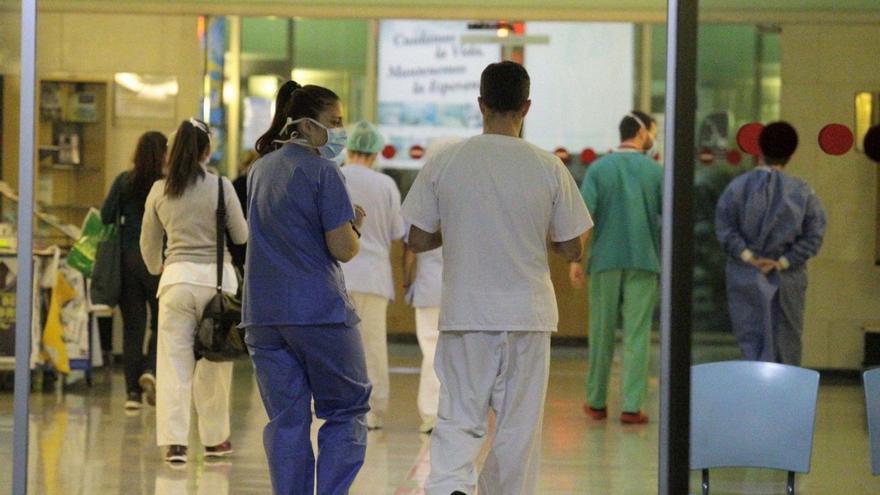 Personal sanitario del Servicio Canario de Salud en el Hospital Universitario de Canarias.