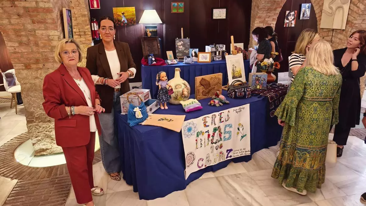Del cuero a la madera, pasando por el textil y la pintura: el Auditorio acoge una gran muestra con 310 obras de los usuarios de los centros sociales de Oviedo