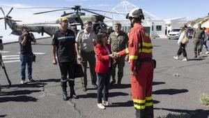 La ministra de Defensa en funciones, Margarita Robles, visitó este jueves las zonas afectadas por el incendio en Tenerife y a las unidades de la Base de Los Rodeos, con la finalidad de reconocer y agradecer personalmente el esfuerzo realizado. EFE/ Miguel Barreto