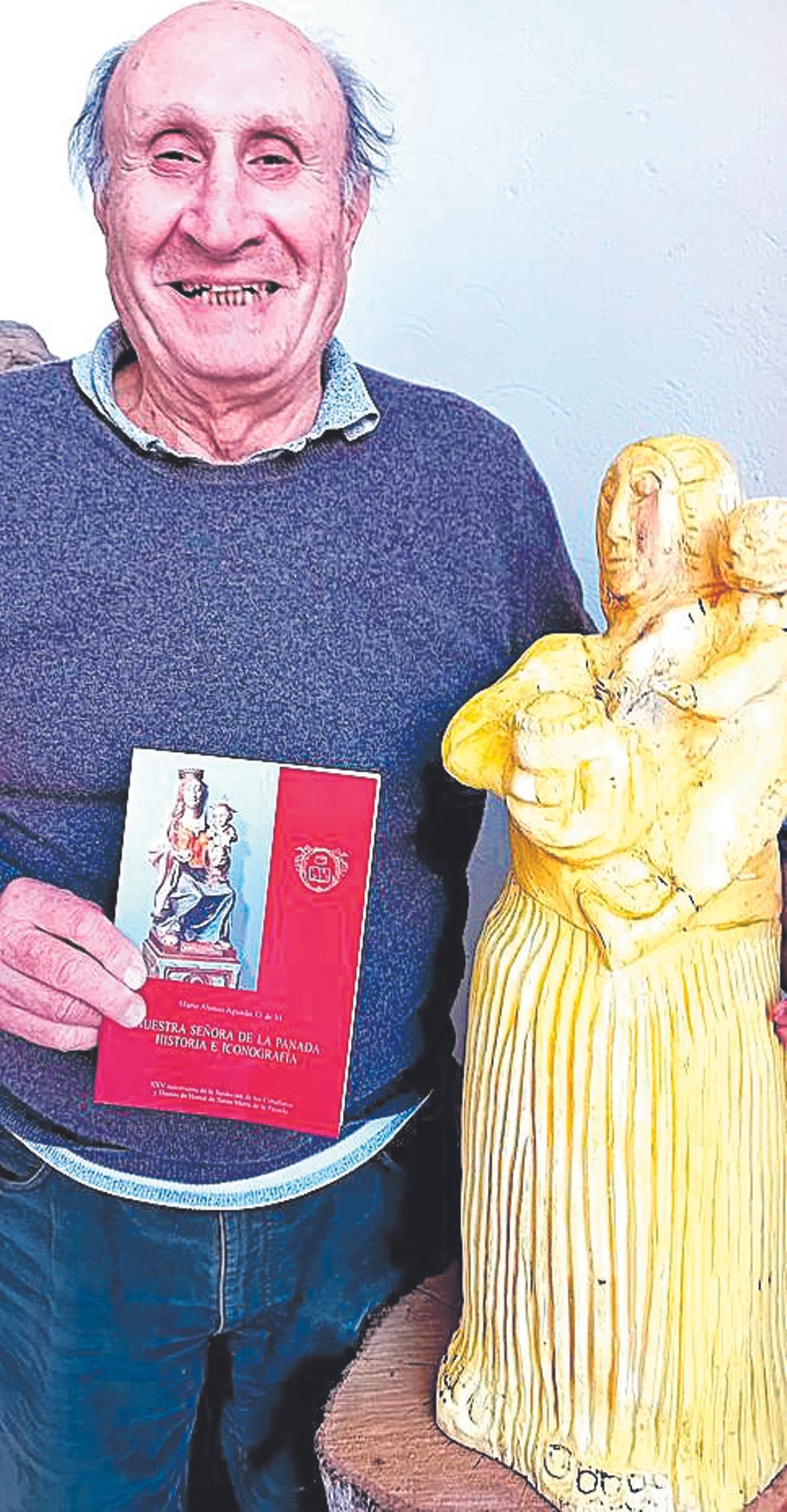 Antonino Ruggieri con su obra finalizada y un libro sobre la Mare de Déu de la Panada de Mallorca.