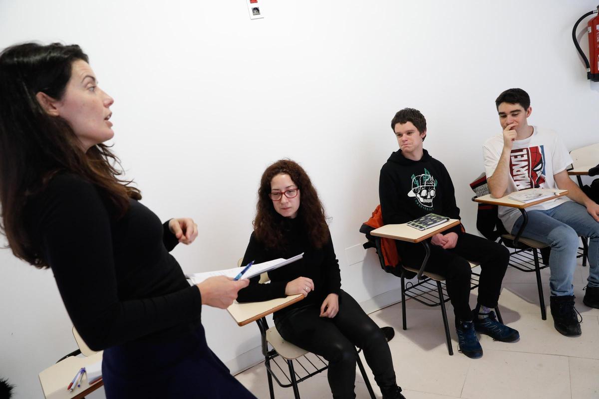 Elisabet Martín, impartiendo un taller de teatro a jóvenes.