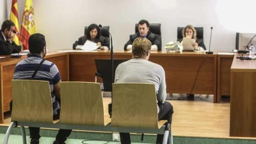 Un funcionario elude la cárcel tras admitir que introdujo móviles en Fontcalent para presos
