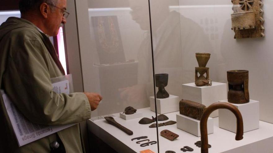 Un hombre observa piezas exhibidas en el Museo Etnográfico