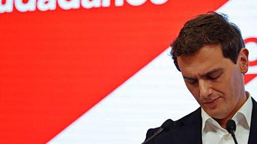 Albert Rivera, capcot, el dia que va anunciar la seva dimissió després de la patacada electoral.