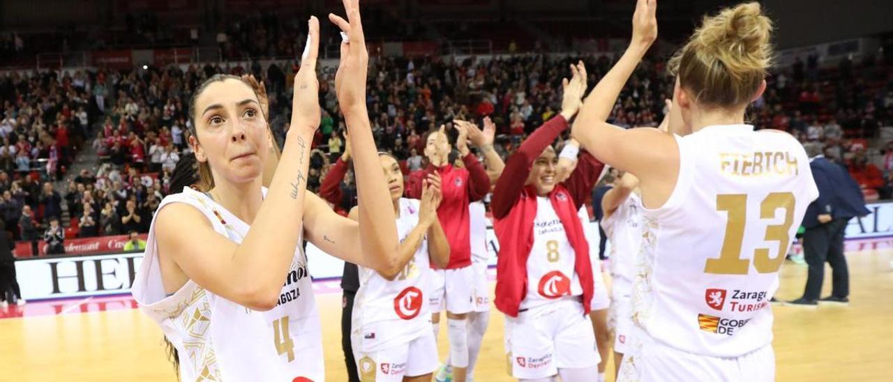 El equipo festejando con la Marea Roja la victoria del pasado miércoles ante el Lublin, en la vuelta de los octavos de la Eurocup.