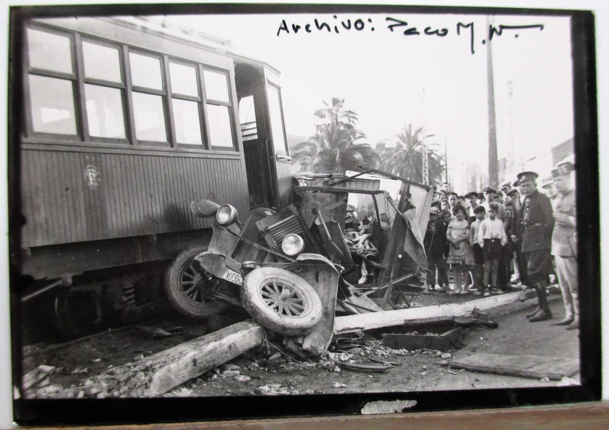 El tren arrolló a un ccohe provocando la muerte de sus dos ocupantes en Les Carolines en 1935.