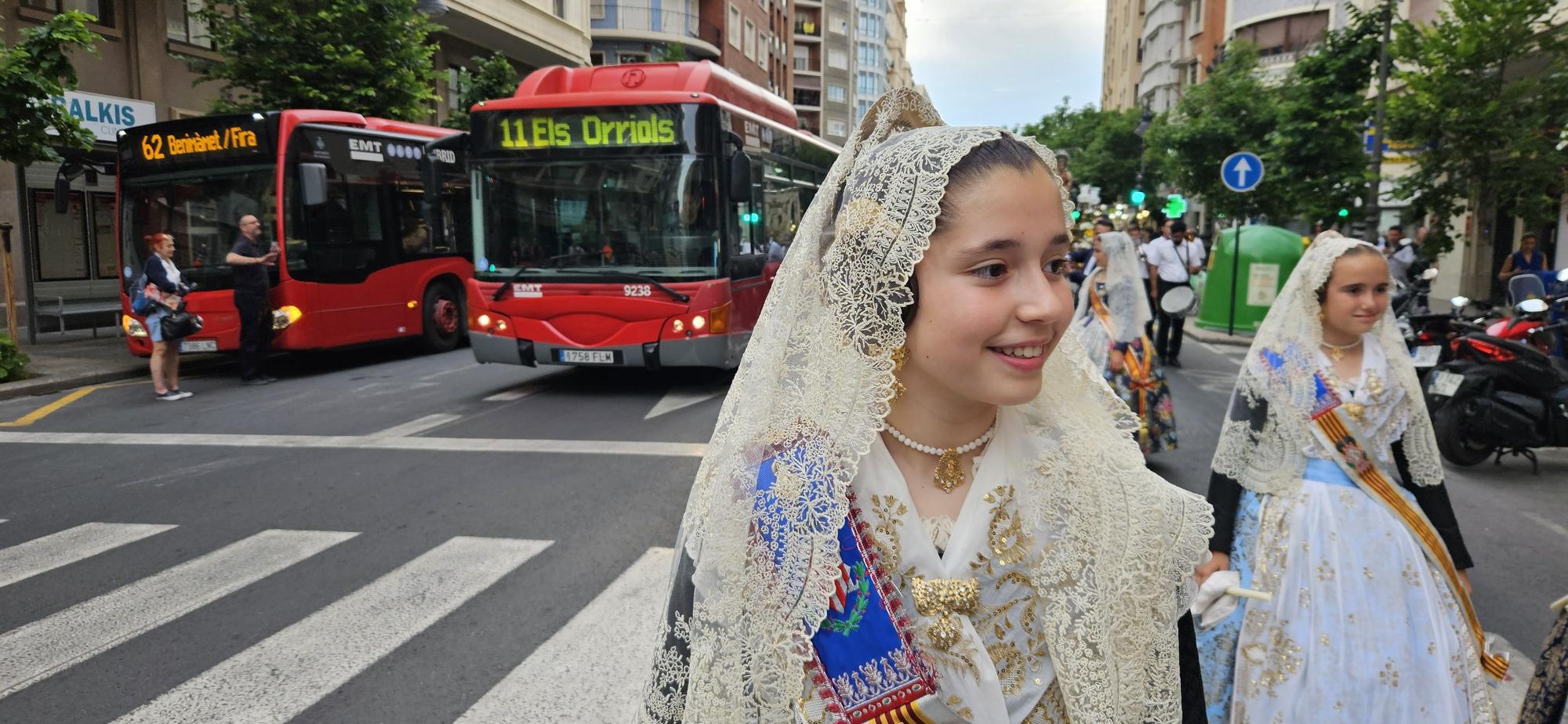 Paula y la corte infantil acompañan al San Vicente Niño