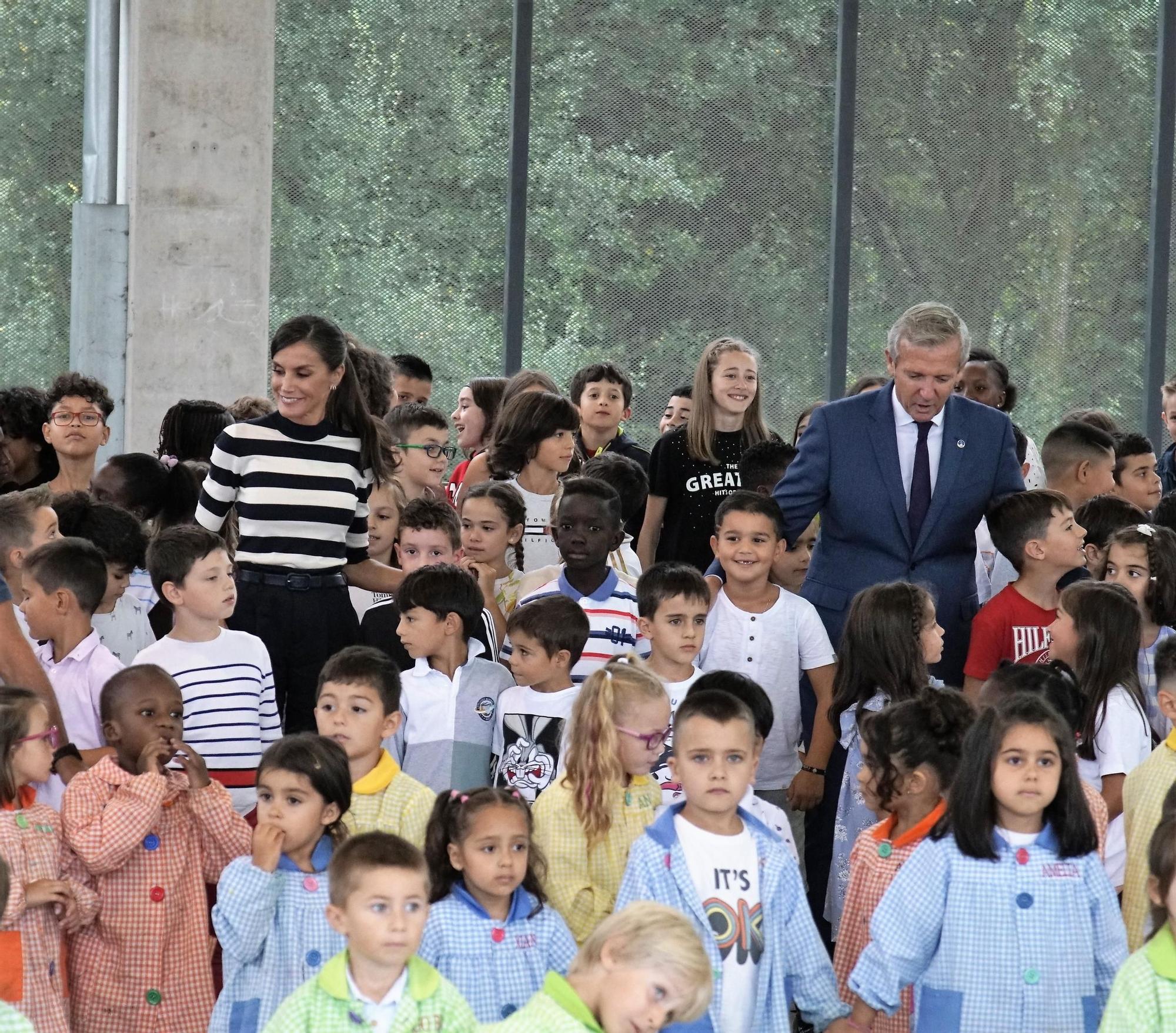 La reina Letizia inaugura el curso escolar en Oroso