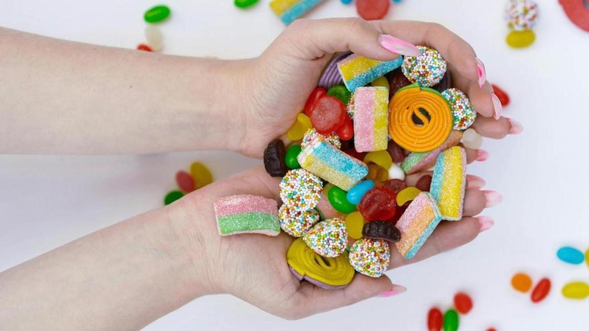 Una persona sostiene varias gominolas