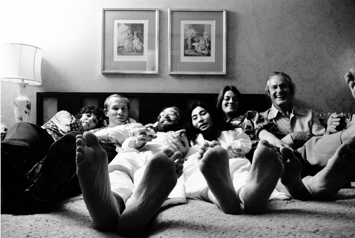 Timothy Leary, en el extremo dcho., acompaña con otros amigos a John Lennon y Yoko Ono (en el centro) durante su encierro en un hotel de Montreal en 1969.