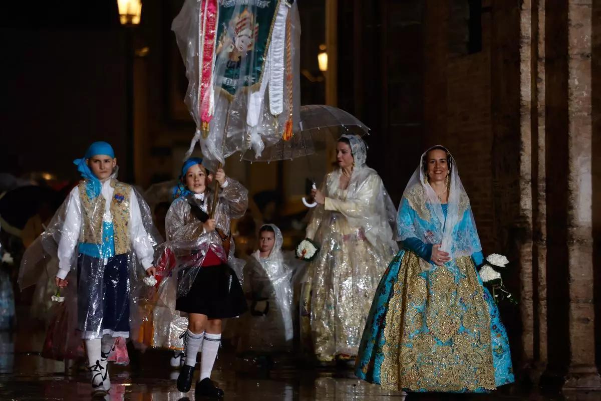 Los estandartes llevarán chips para localizar a las comisiones