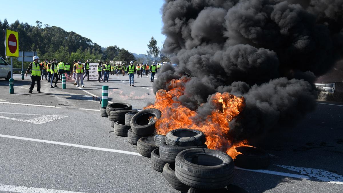 Trabajadores de Ence queman neumáticos en la rotonda de la autovía de Marín para cortar el tráfico la semana pasada.