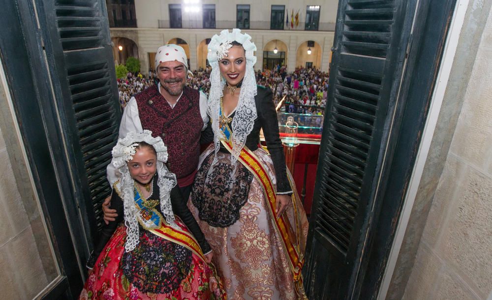 La apertura de las Hogueras del 90 aniversario resultó espectacular, con una gran participación de las comisiones, de veteranos festeros y de las Belleas del Foc.