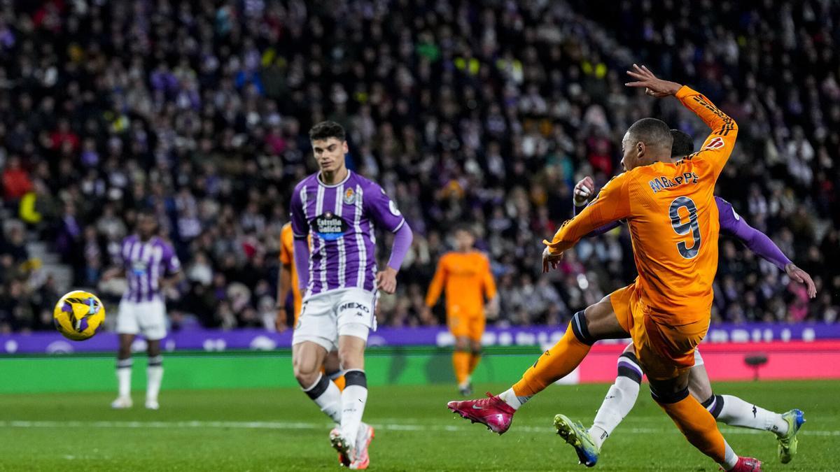 Kylian Mbappe marca el primer gol del Real Madrid en Liga en el estadio José Zorrilla de Valladolid