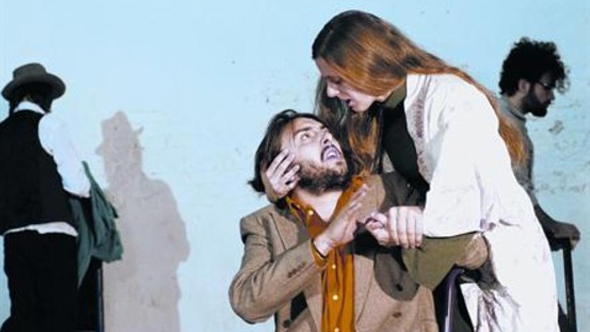 Personajes paralíticos 8Mireia Illamola y Arnau Puig, en una escena de 'Vània', en el Espai Lliure.