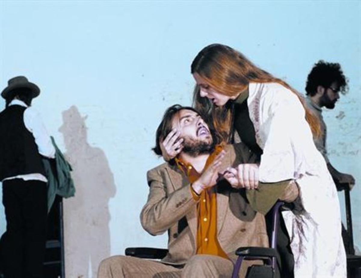 Personatges paralítics 8Mireia Illamola i Arnau Puig, en una escena de ’Vània’, a l’Espai Lliure. Personatges paralítics 8Mireia Illamola i Arnau Puig, en una escena de ’Vània’, a l’Espai Lliure.