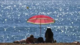 Dermatólogos y oncólogos reclaman dispensadores de cremas solar gratis ante el repunte del cáncer de piel