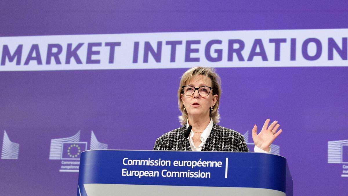 BELGIUM (BRUSSELS), 04/12/2025.- European Commissioner for Financial Services and the Savings and Investments Union Maria Luis Albuquerque presents the Market Integration Package during a press conference on integration and supervision of financial markets in Brussels, Belgium, 04 December 2025. (Bélgica, Bruselas) EFE/EPA/OLIVIER MATTHYS