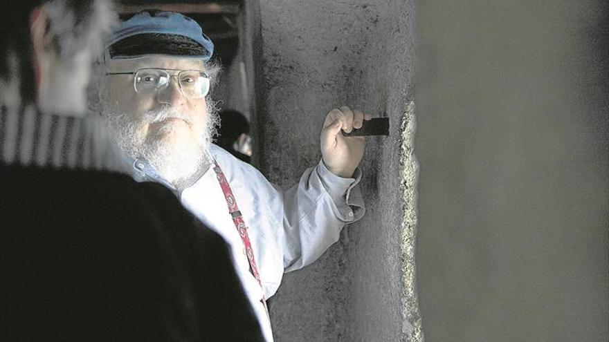 George R. R. Martin vuelve a retrasarse