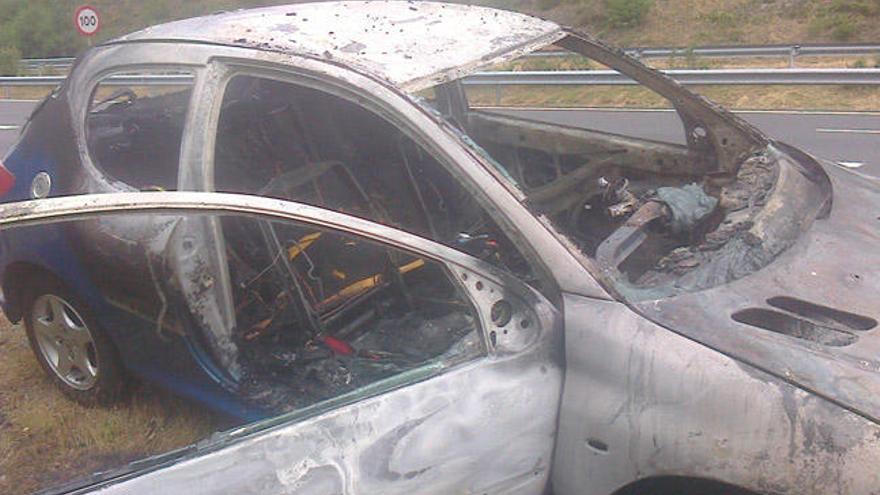 El coche calcinado. // Bomberos de Ponteareas