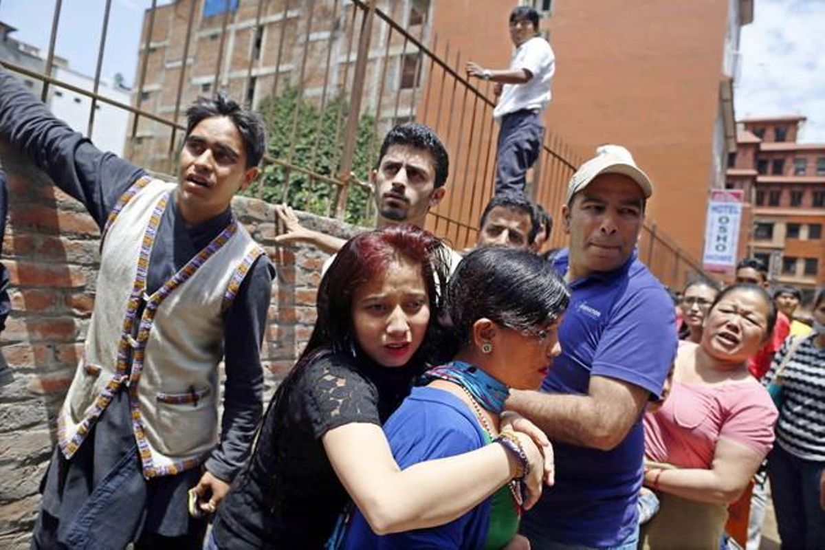 Nepalesos corren a buscar un espai obert durant un nou sisme de 7,3 a Sankhu, als afores de Kàtmandu (Nepal).