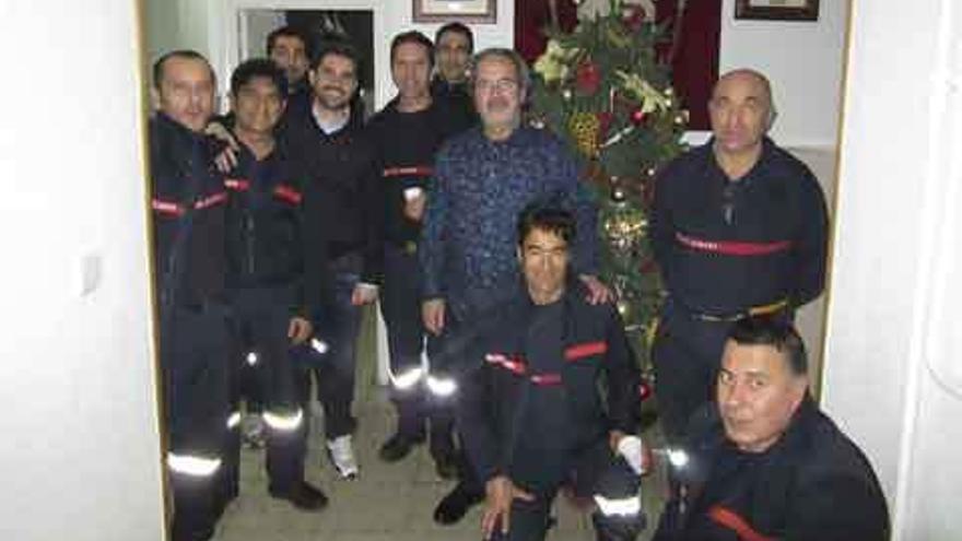 Guarido, con los agentes locales y los bomberos