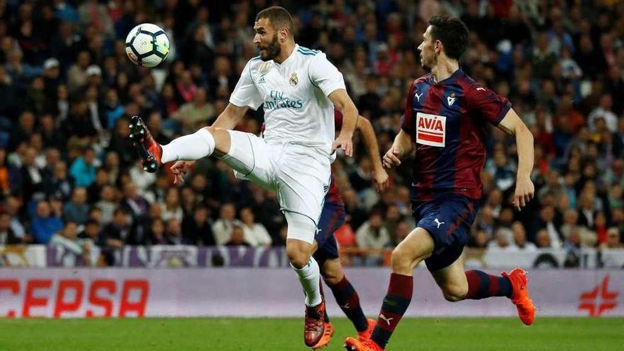 Benzema trata de controlar el balón ante un defensa del Eibar.