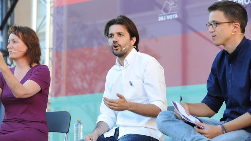 Javier Sánchez Serna, en el centro, durante un mitin junto a Íñigo Errejón.