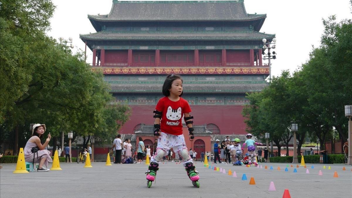 Una niña patina en Pekín.