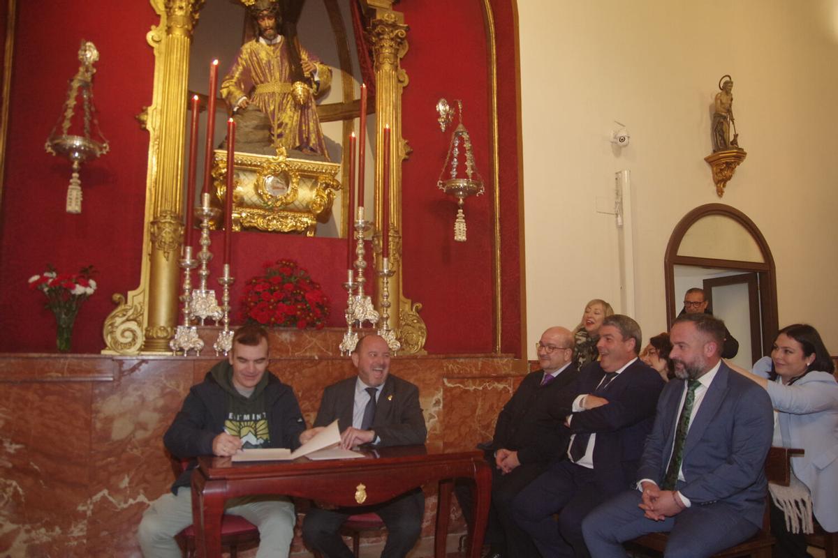 Firma del contrato para la realización de 'La Cruz del Mundo', sobre la que girará la celebración del L Aniversario de la bendición del Nazareno de los Pasos en el Monte Calvario, de la cofradía del Rocío