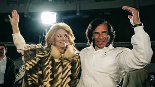 Leonardo Sbaraglia agita Argentina con 'Menem', la serie sobre los tiempos de "la pizza con champagne"