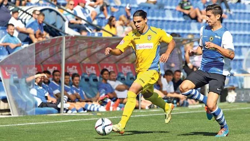 El delantero Rubén Jurado corre la banda en una acción ofensiva del Atlético Baleares ayer en el Rico Pérez.