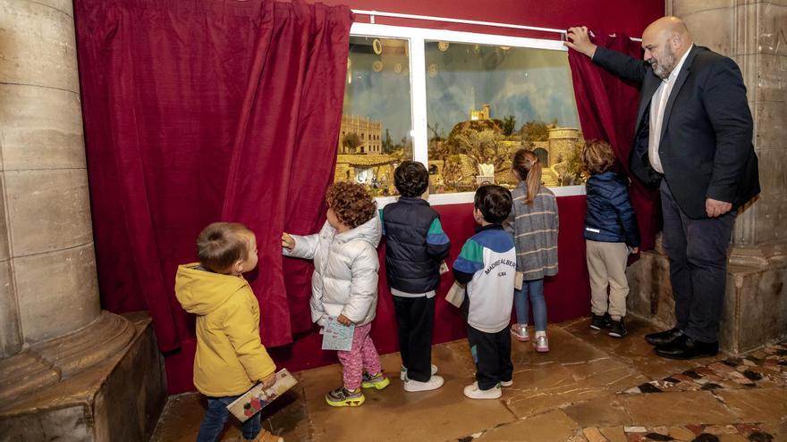 VÍDEO | El Ayuntamiento de Palma inaugura el Belén de Cort