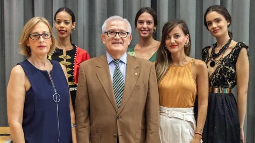 El diputado de Cultura, César Augusto Asencio, junto a Marta Abellán y Natalia Torres, directoras de AFW, y tres modelos.