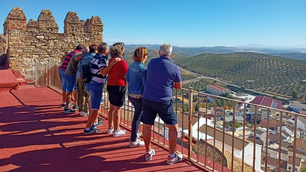 Un grupo de personas contempla un paisaje en una de las actividades organizadas por Córdoba Viva, de Posadas.