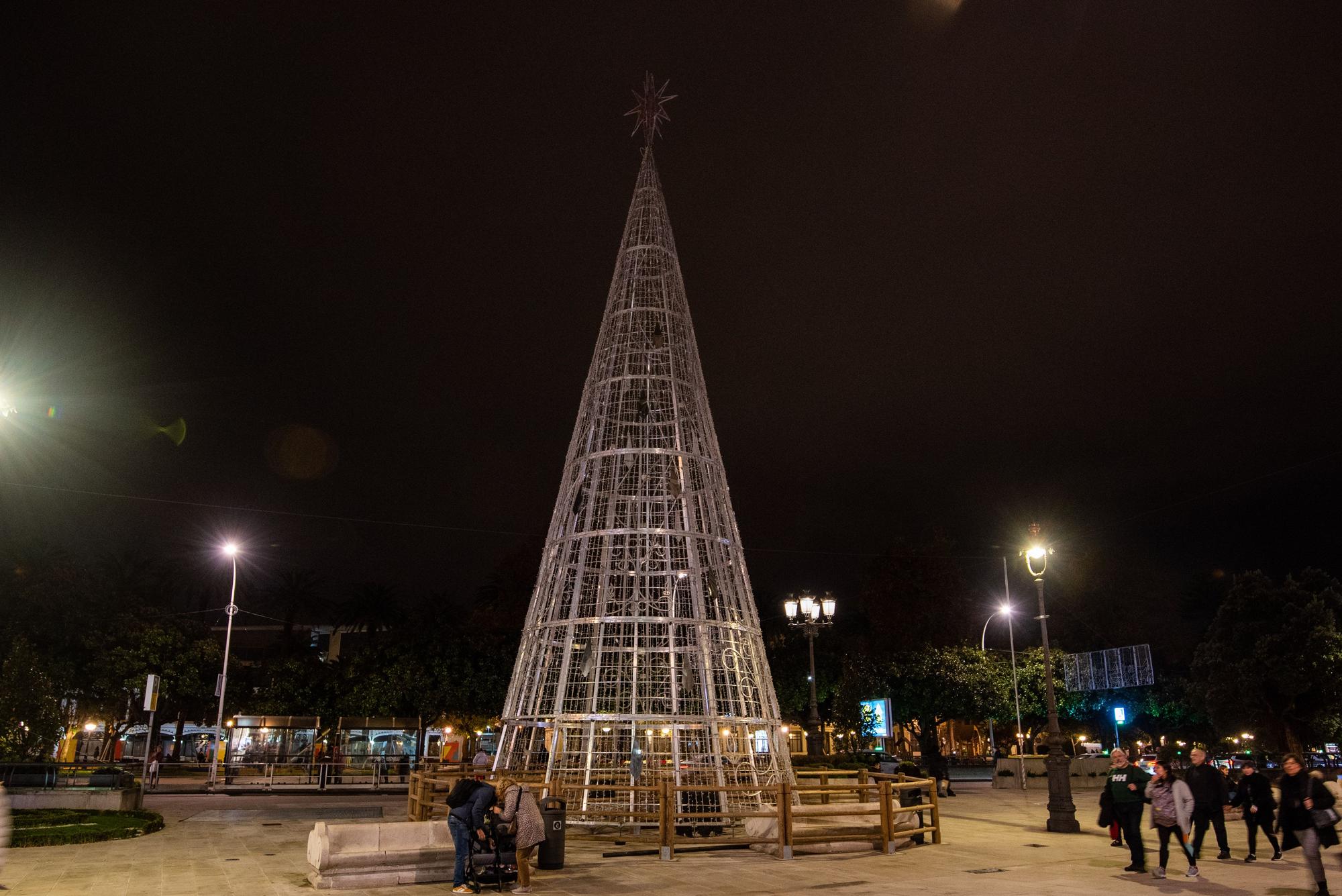 El árbol y la bola, preparados para la Navidad 2022 en A Coruña