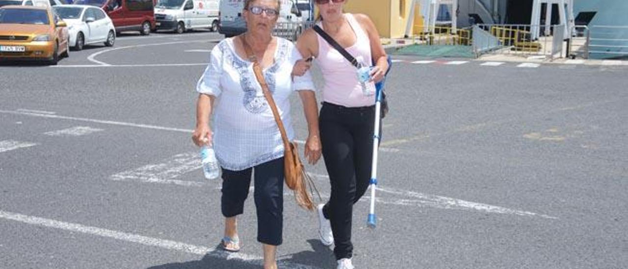 La llegada de la abuela Josefa junto a su hija Minerva al muelle