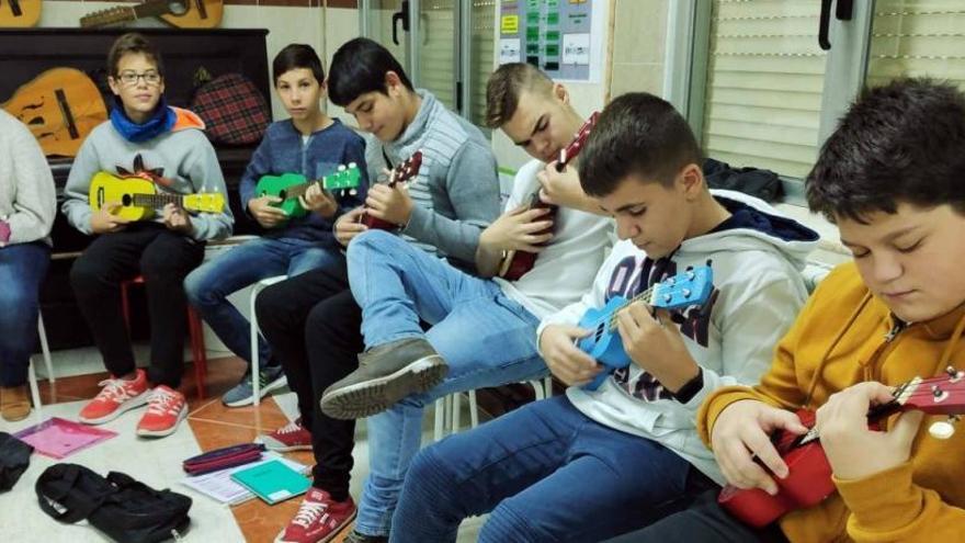 Unos niños asisten a un taller de ukelele en la provincia