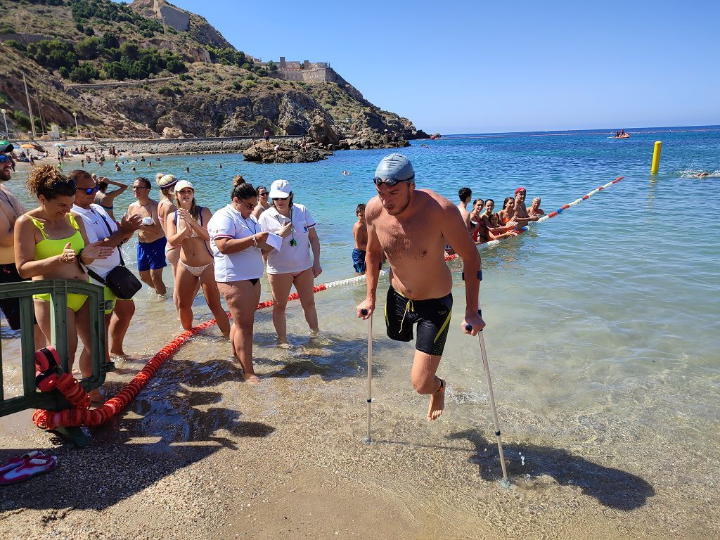 Decenas de nadadores se mojan por la esclerosis múltiple