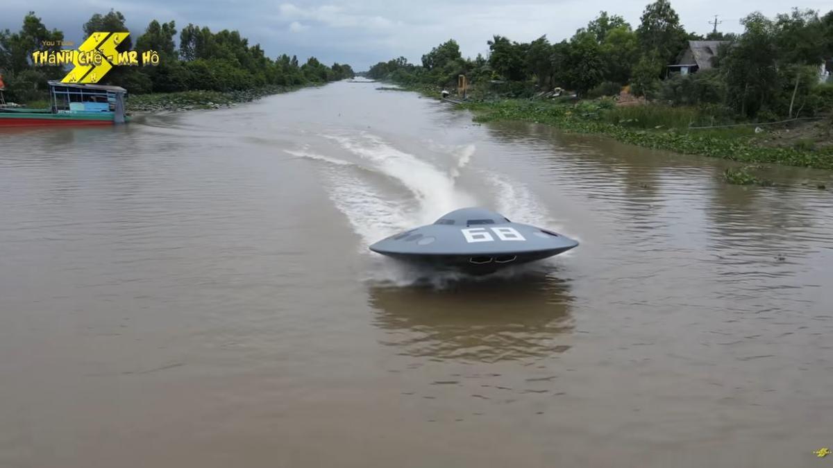 El barco-ovni es capaz de alcanzar una velocidad de hasta 50 km/hora